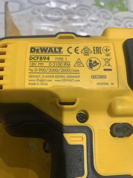 DeWALT DCF 894 /безчетков гайковерт/447Nm/