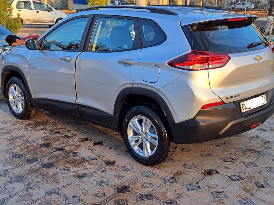Продам Chevrolet Tracker 2.0 Turbo — серый, отличное состояние. 2022 г