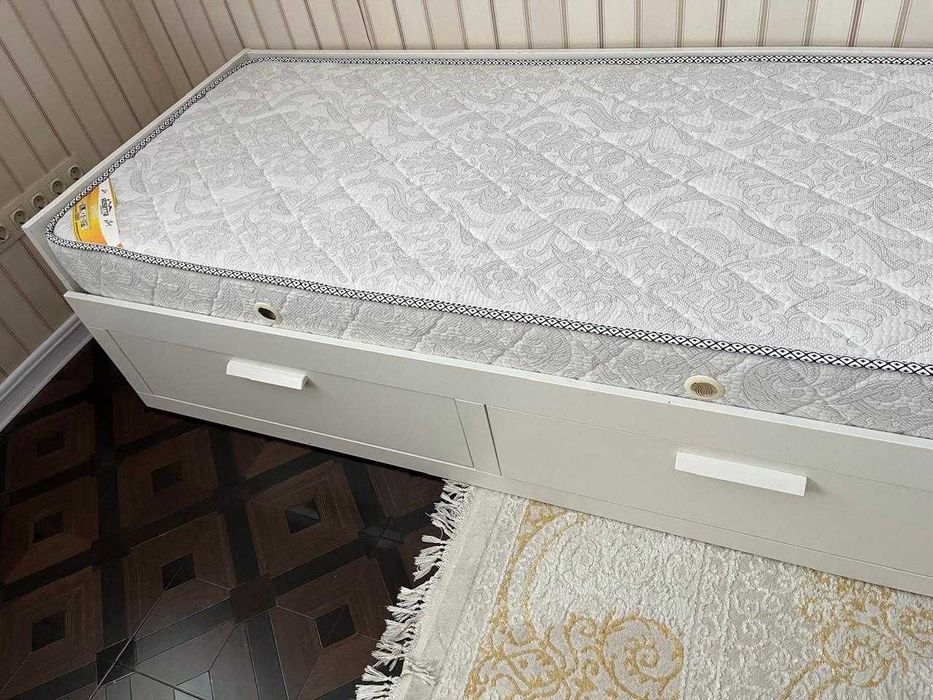 Кровать 1.6х2м с матрасом