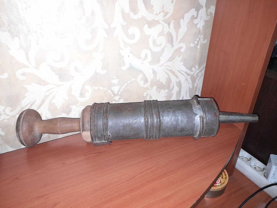 Cârnăţar manual vintage metal-lemn – piesă autentică de colecție