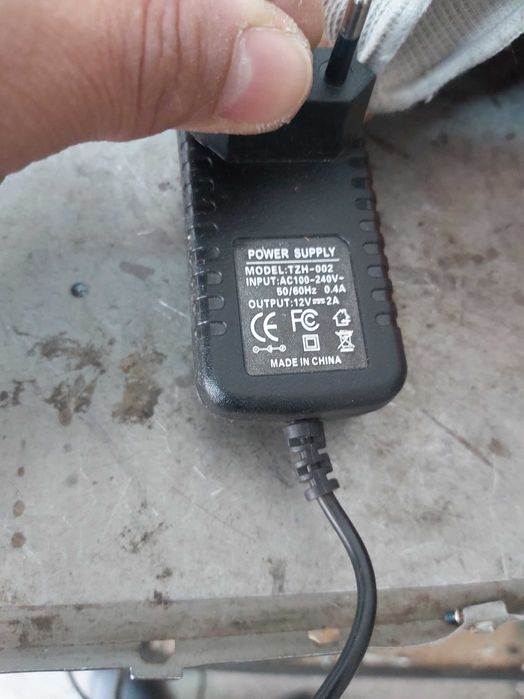 Продавам зарядни 12V 2A