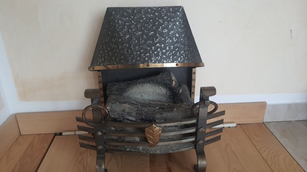 Șemineu din metal decorativ foarte bine reprodus lemnul coaja de copac