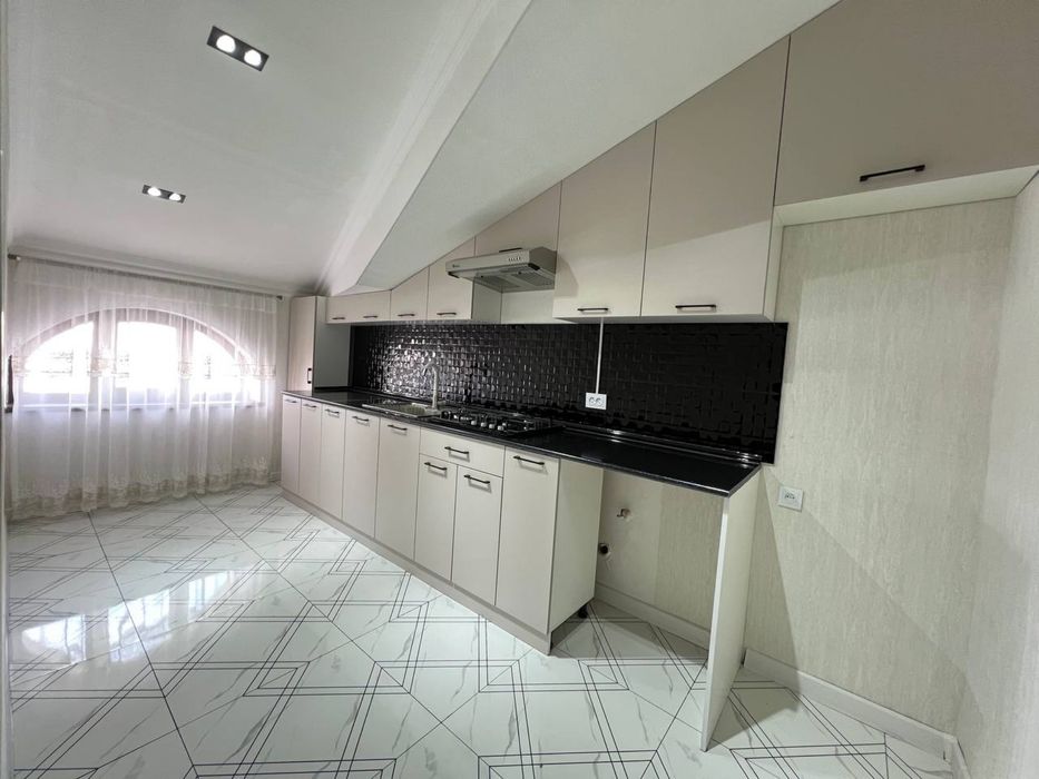 Продается 3х квартира на 8 этаже лифт имеется (ор Аэропорт)