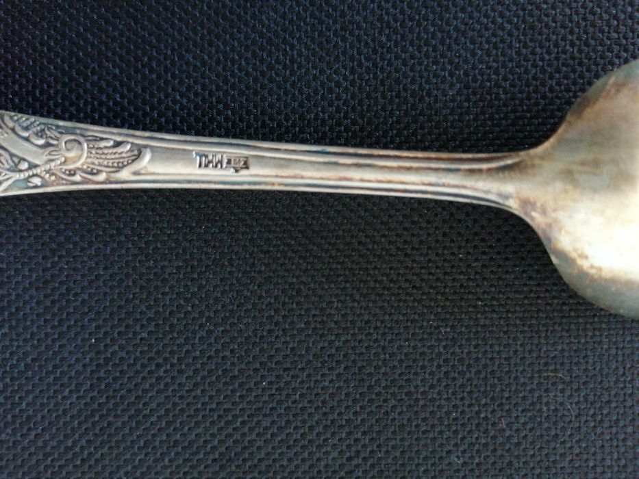 Doua linguri lingurite vintage de colectie una are crucea malteza