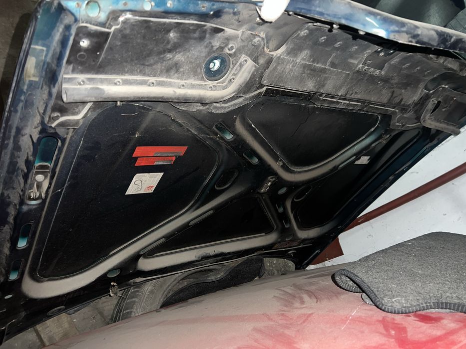 Продам капот на AUDI B4