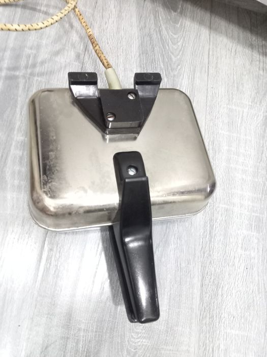 Вафельница продаётся