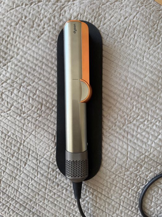 Продам оригинальный Dyson Airstrait.