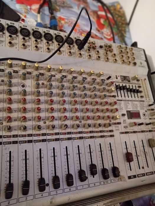 Stație cu boxe de vânzare