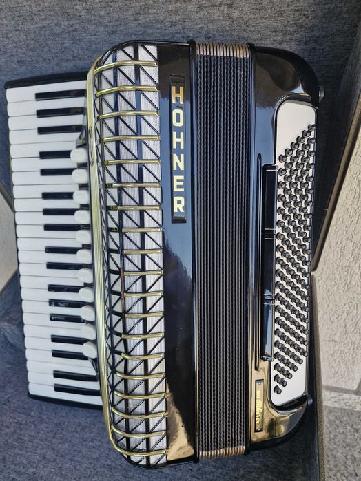 Vând acordeon Hohner Atlantic 4 Deluxe cu 120 basi negru