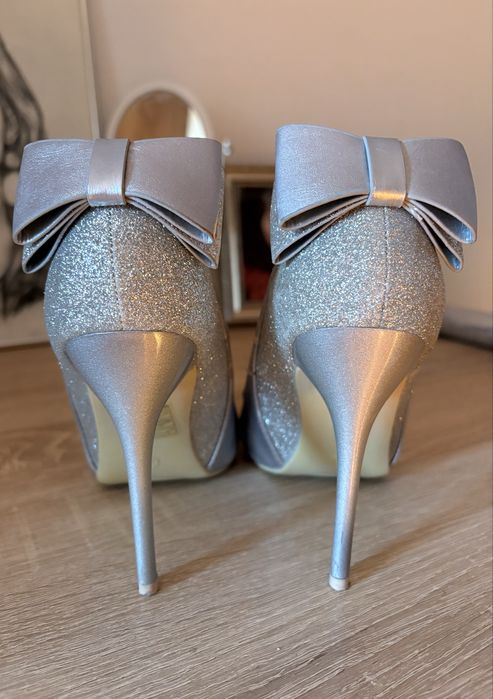 Pantofi cu toc și fundițe