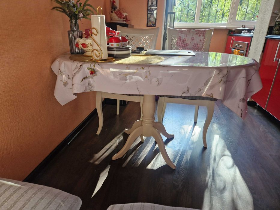 Стол со стульями