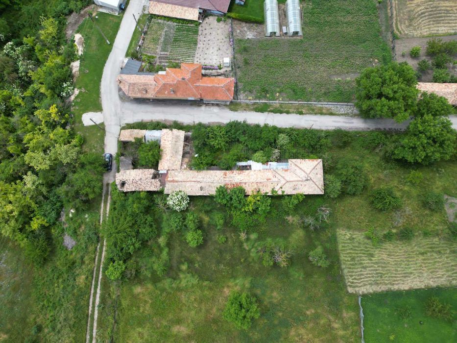 Голяма къща в центъра на село Съединение