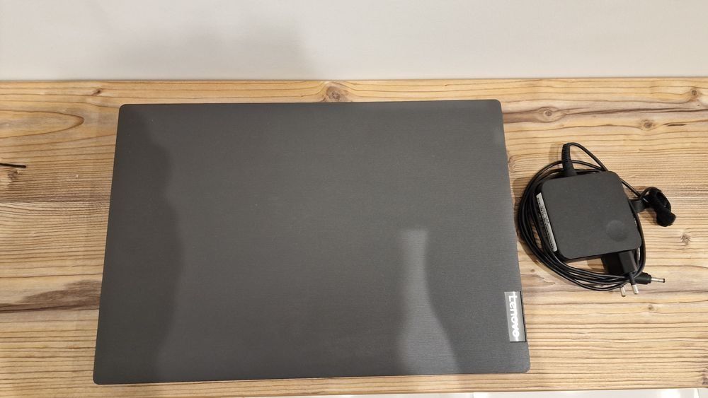 Lenovo v155-15API в перфектно състояние