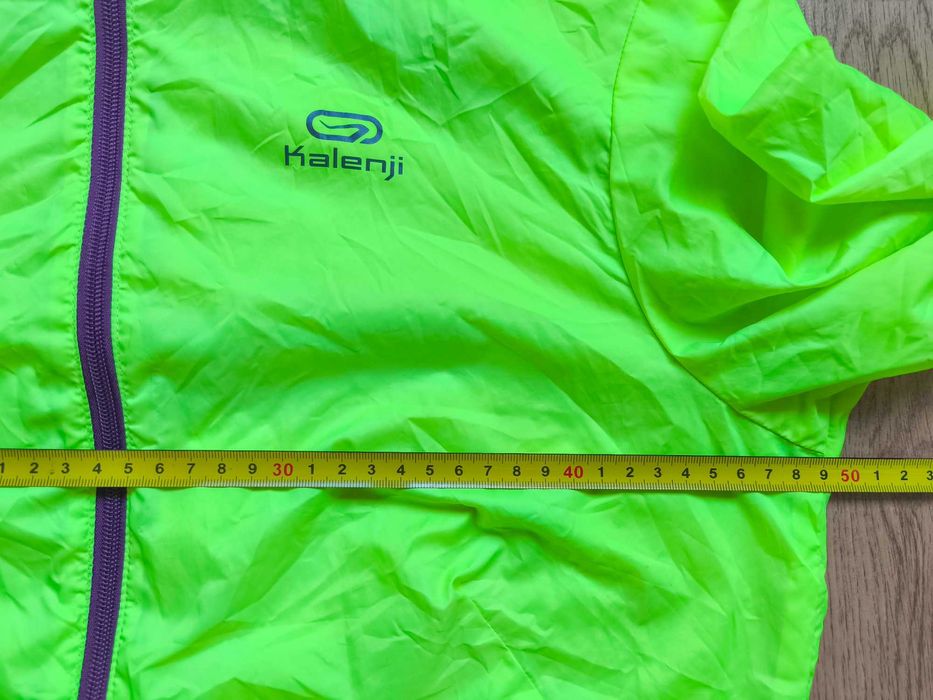 Ветровка Decathlon / Kalenji - Размер S, Улта-лека 120 грама.