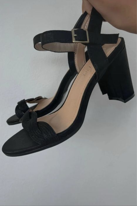 Sandale negre cu toc