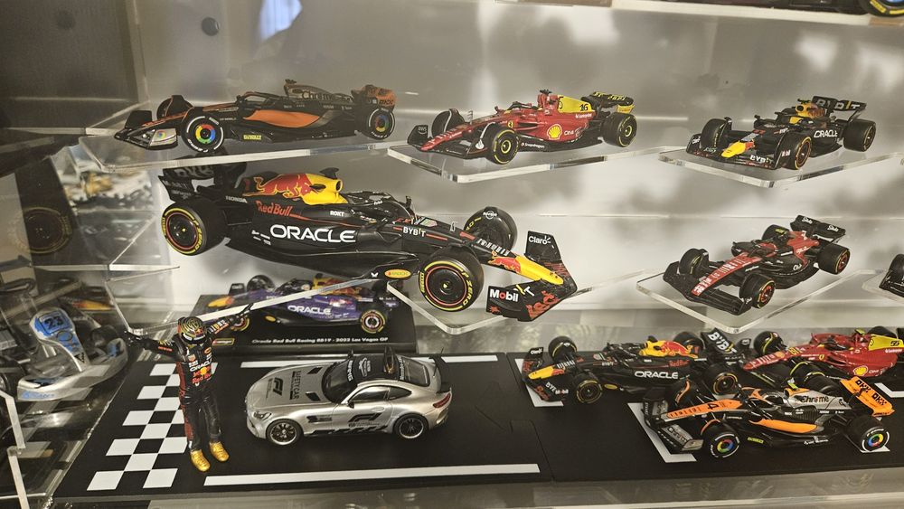Diorama Formula 1 75 ani Bburago 1:43 si 1:24 cu vitrina