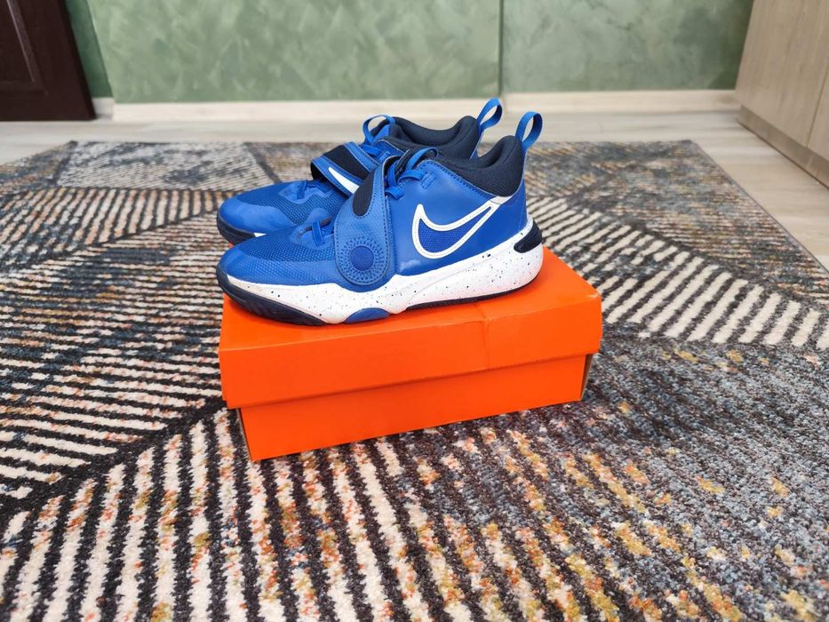 Продавам детски маратонки модел-Nike team hustle D11.