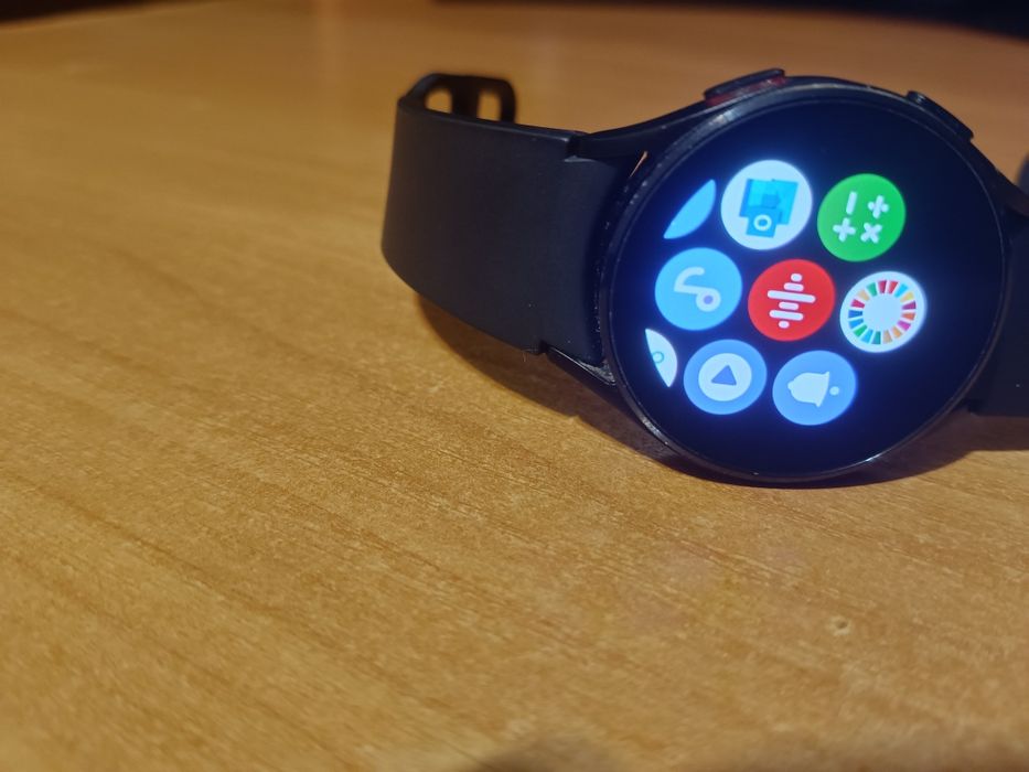 Продам обмен смарт часы GALAXY WATCH 4