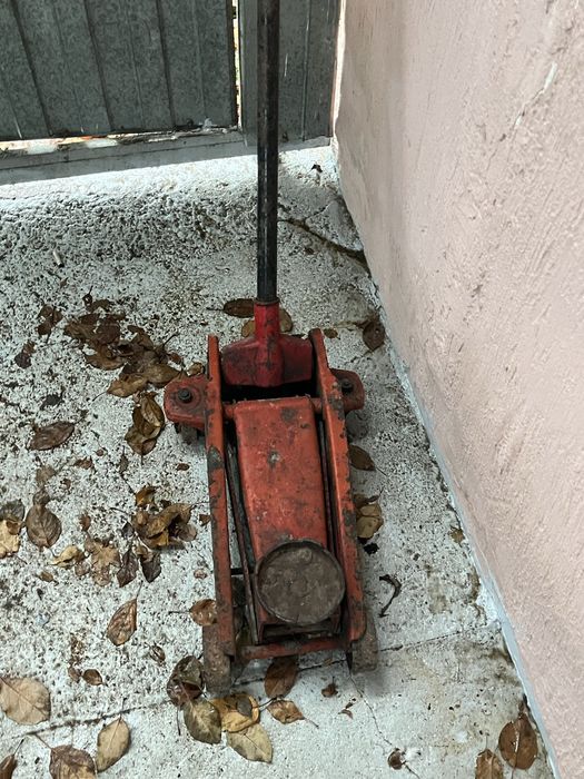 Продам домкрат срочна