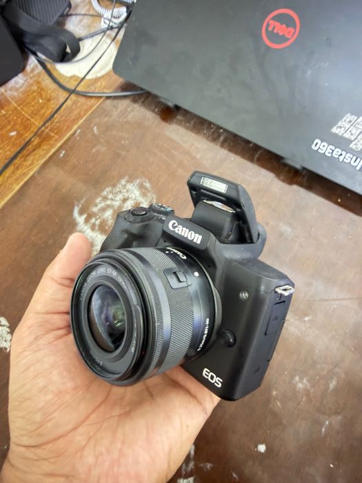 Canon EOS M50 — ideal holatda, ko‘plab aksessuarlar bilan
