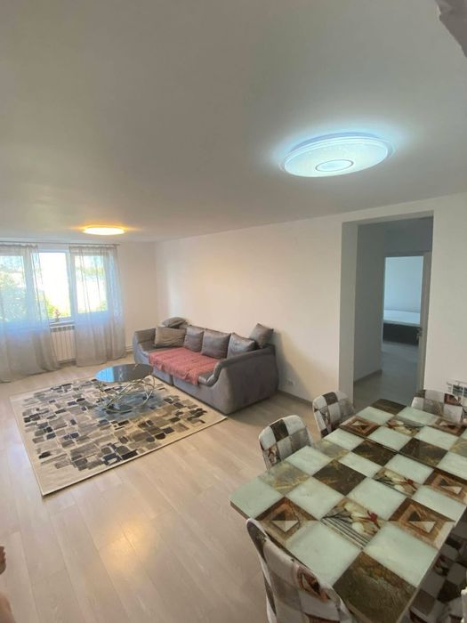 Apartament 4 camere de inchiriat la 1 minunt de universitate