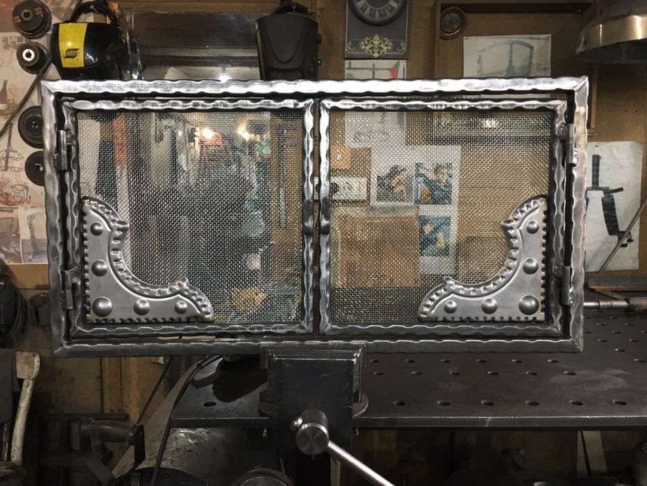 предпазна вратичка за камина от ковано желязо