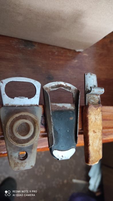 Статуэтка и открывалки разные..