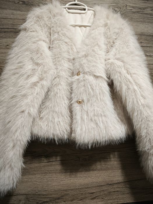 Два броя черно и бежаво пухено кожухче