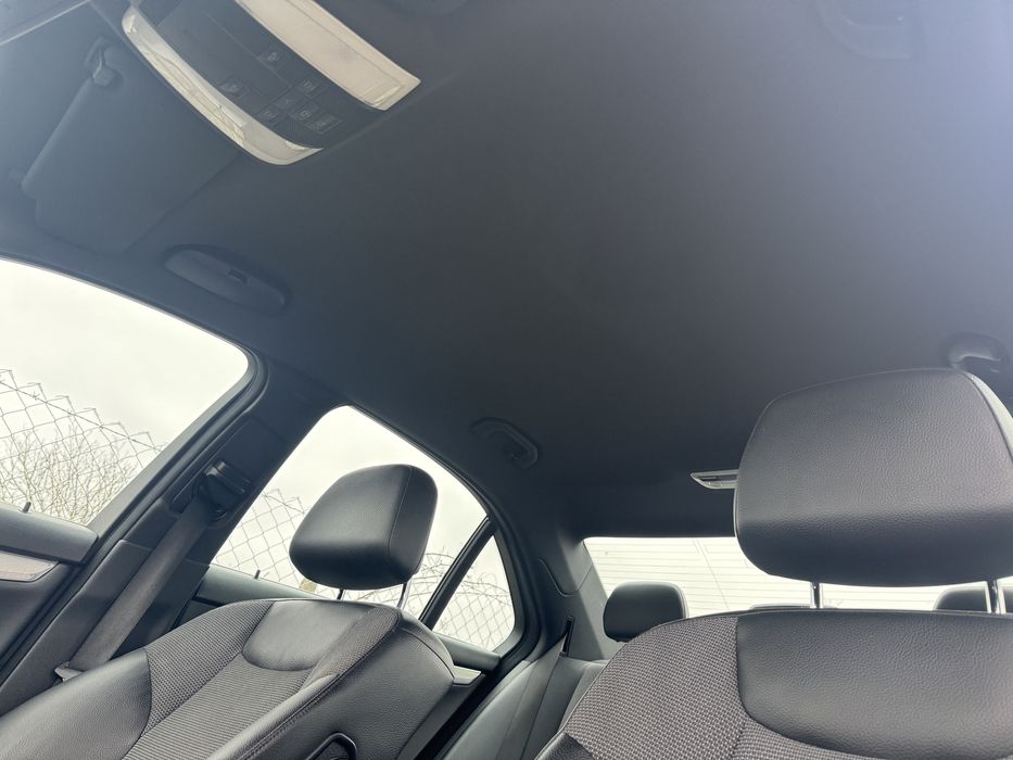 Plafon negru scaune piele material interior mercedes c class w204