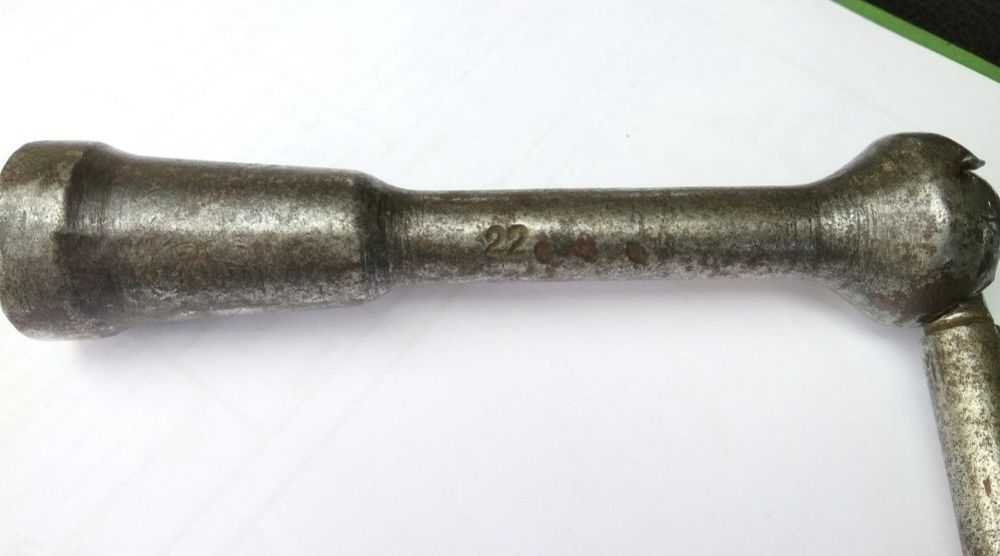 Стари инструменти : чук за коса, менгеме, ключ Гедоре №22, рукан, клин