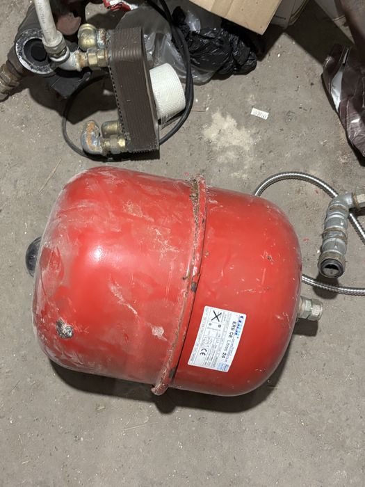 Ansamblu schimbător de căldură + pompă + vas