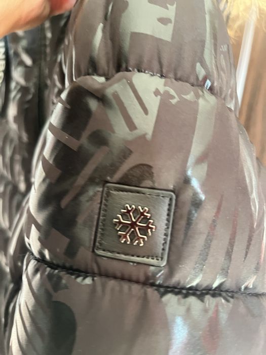 Продавам черно зимно яке с две шапки подарък