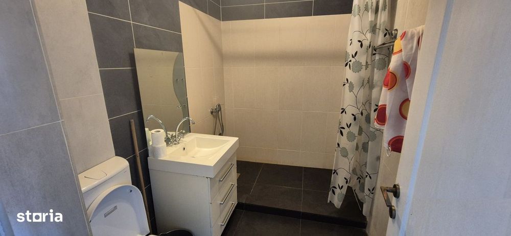 Apartament trei camere, semidecomandat, strada Porii