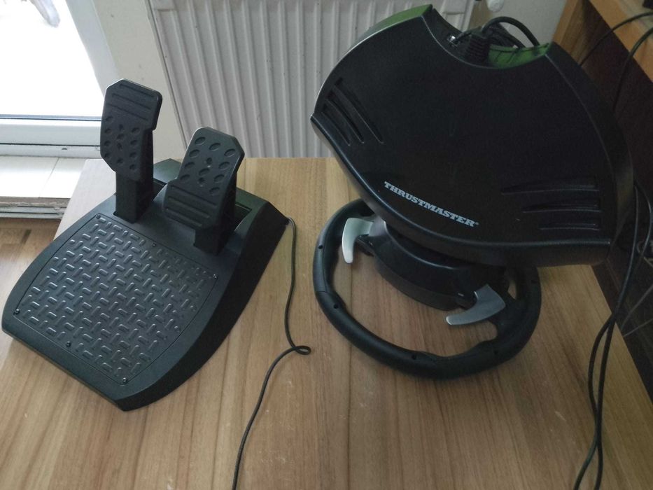 Volan Ferrari Racing Wheel pentru jocuri PC.