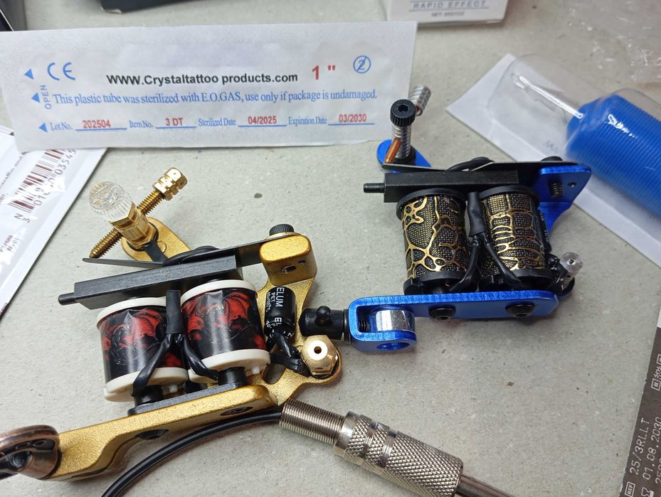 Ofertă Pomană KIT 2 mașini de tatuat Coil/ pe bobine, cablu, ace tuburi etc totul nou nouț