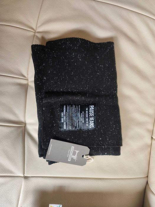 Унисекс шал PAUSE елегантен и комфортен