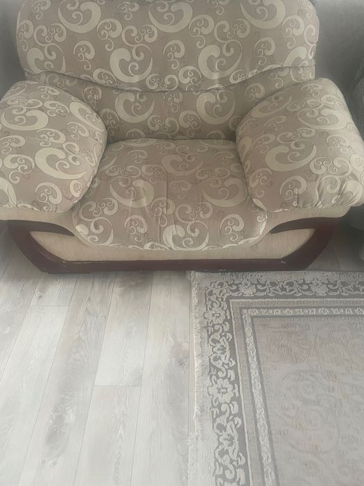 Продам два дивана и одно кресло