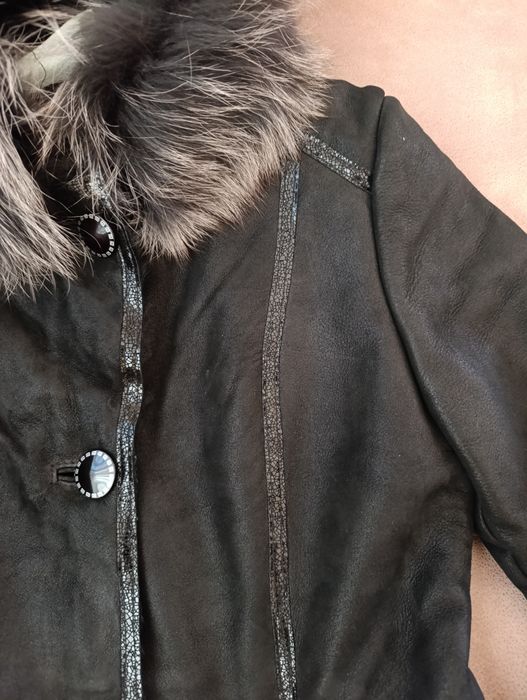 Палто от естествена кожа и сребърна лисица на качулката