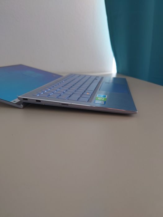 Asus Zenbook UX 392F • i7-8th gen• 16gb RAM • cu sticla de la Touch Screen Sparta/fisurata