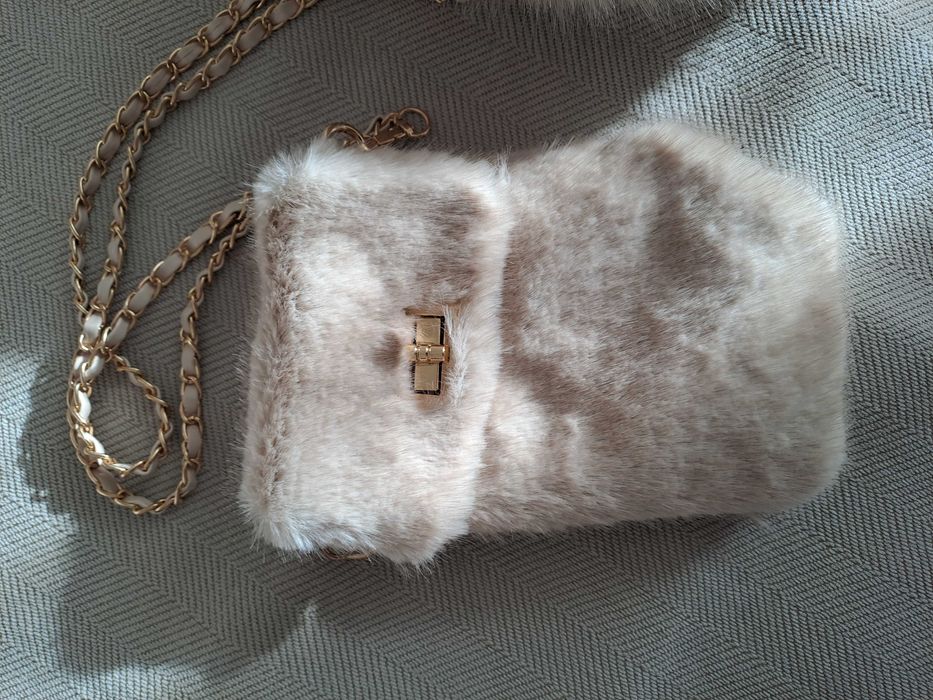 Шапка и чантичка с къс косъм