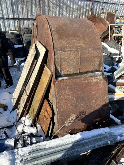 Емкость примерно 2 куба целая