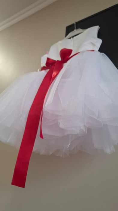 Белое платье для девочки с пышной юбкой