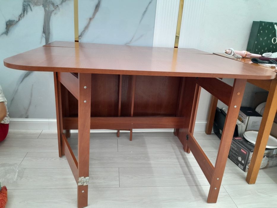 Продам стол книжка в хорошем состояние,