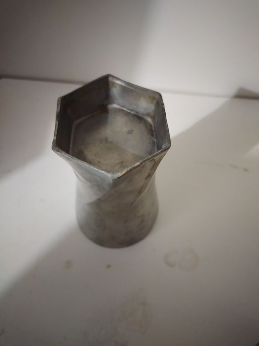 Калаени чаши за вино, закачалка