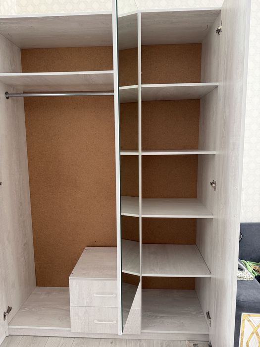 Шкаф для одежды с зеркалом