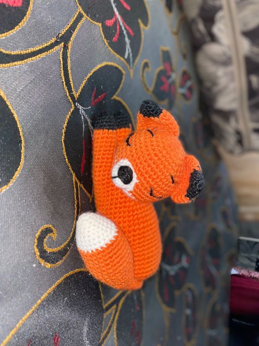 Вязаные игрушки, спящая лисичка