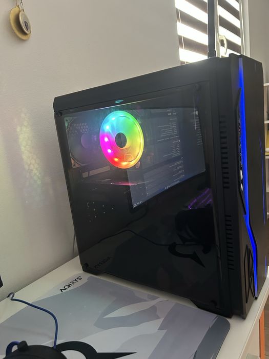 Vand pc gaming folosit 1 an si jumatate