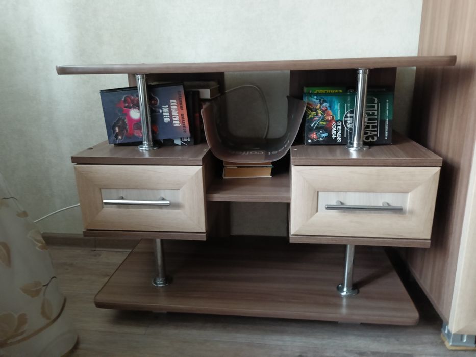 Продам набор мебели шкаф, тумбачка, стенка