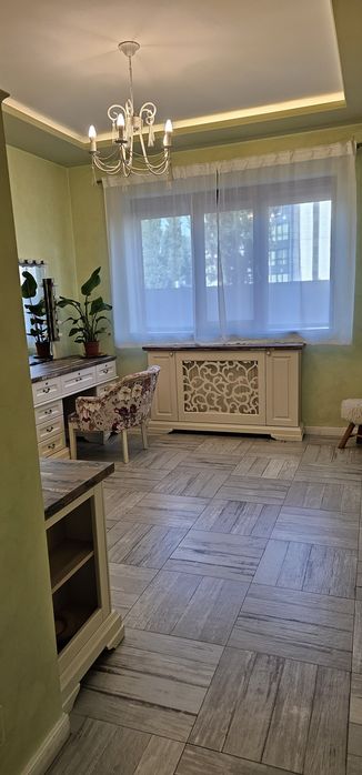 Închiriez 1 camera in salon de cosmetica