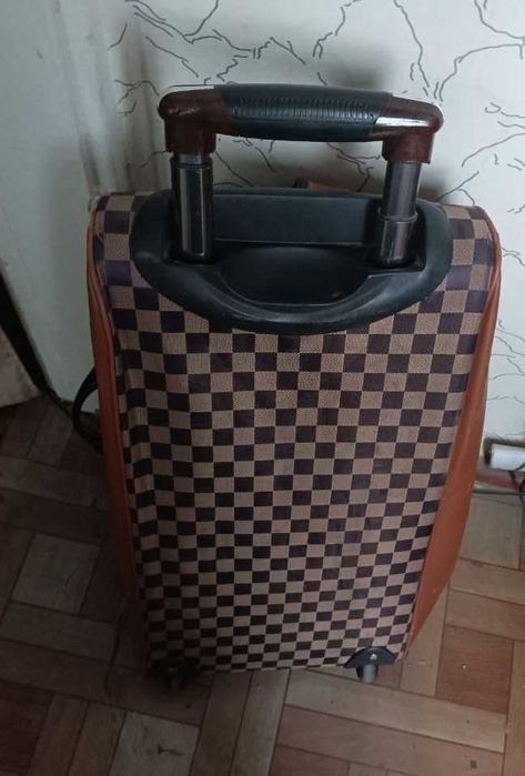 Чемодан удобный, легкий.